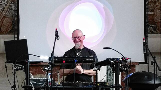 Der Künstler Ralf Sobolla gestaltet in der Christuskirche in Rheinfelden eine experimentelle meditative Klangperformance mit ...