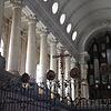 Der linke Hochchor des Doms St. Blasien mit Zugang zur Orgel, im Vordergrund das moderne Chorgitter.