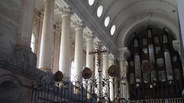 Der linke Hochchor des Doms St. Blasien mit Zugang zur Orgel, im Vordergrund das moderne Chorgitter.