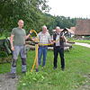 Stolz zeigen die Mitglieder der Bürgerinitiative (von links) Uwe Rölle, Mathäus Sturm und Manfred Ströhle das Glasfaserkabel in ...