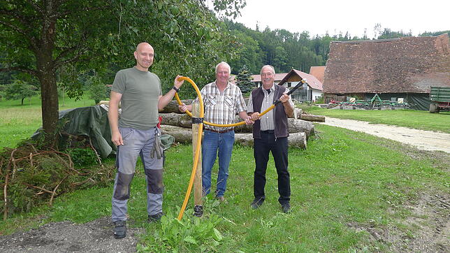 Stolz zeigen die Mitglieder der Bürgerinitiative (von links) Uwe Rölle, Mathäus Sturm und Manfred Ströhle das Glasfaserkabel in ...