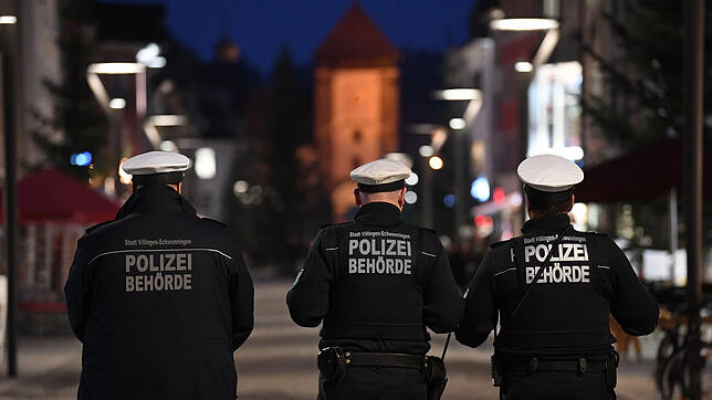 Mit den Kräften des Kommunalen Ordnungsdiensts (hier ein Symbolbild) sucht Samstagnacht eine gewaltbereite Gruppe die Konfrontation.