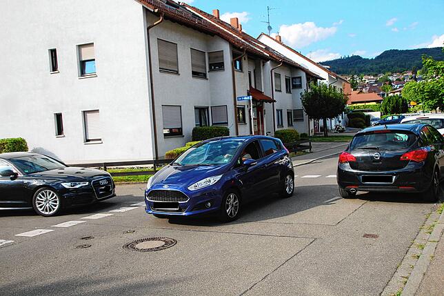 Szene in der westlichen Hahnstraße. Der Audi (links) auf der Straße Am Bildbach ist bevorrechtigt. Doch die Verkehrsregel rechts vor ...