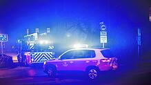 Auf der Anfahrt zum Münster: Feuerwehrfahrzeuge biegen in die Hofhalde ein, nachdem in der bedeutendsten Kirche der Stadt die ...