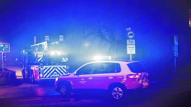 Auf der Anfahrt zum Münster: Feuerwehrfahrzeuge biegen in die Hofhalde ein, nachdem in der bedeutendsten Kirche der Stadt die ...