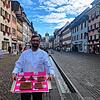Konditormeister Timo Conzelmann mit einem der 150 Lebkuchen-Bausätze, die Kinder ab Dienstag in der Café-Konditorei Albrecht und im ...