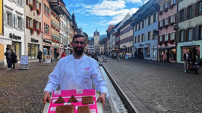 Konditormeister Timo Conzelmann mit einem der 150 Lebkuchen-Bausätze, die Kinder ab Dienstag in der Café-Konditorei Albrecht und im ...
