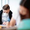 Noch gilt in Schulen die Maskenpflicht &ndash; aber das könnte sich bald ändern. Die Landesregierung plant Lockerungen.