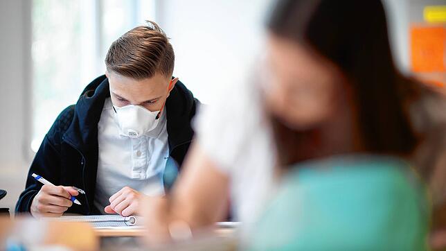 Noch gilt in Schulen die Maskenpflicht &ndash; aber das könnte sich bald ändern. Die Landesregierung plant Lockerungen.