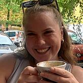 Lea Suppes greift auch gerne zu alkoholfreien Getränken, wenn sie mit Freunden unterwegs ist. Vorne mit dabei ist Kaffee.
