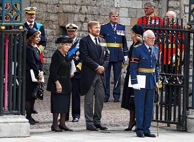 Beatrix (M l-r), Prinzessin der Niederlande, Willem-Alexander, König der Niederlande und Maxima, Königin der Niederlande; dahinter König ...