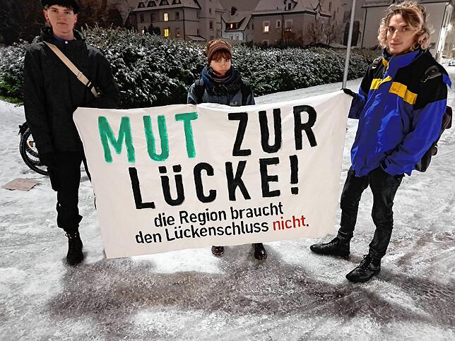 Widerspruch gegen Straßenbau: Diese jungen Leute demonstrieren vor der Tonhalle gegen den geplanten Straßenbau.