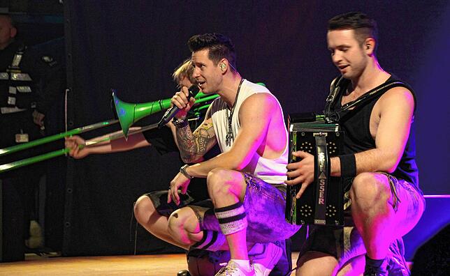 Die österreichische Partyschlagerband „Die Draufgänger“ sorgte bei der ausverkauften Hektarparty in der Zehn-Dörfer-Halle in ...