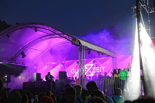 Bild 15: Konstanz: Das Gute-Zeit steigt: Elektro-Musik lockt Besucher ins Bodensee-Stadion