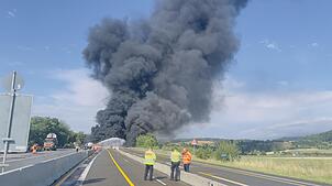 Eine Rauchsäule steigt nach dem Unfall eines Sattelschleppers auf.