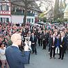 Im Frühling in Sipplingen: Oliver Gortats erste Ansprache auf der Rathaustreppe nach der gewonnenen Wahl. Bild: Holger Kleinstück