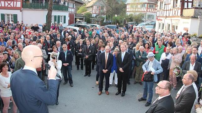 Im Frühling in Sipplingen: Oliver Gortats erste Ansprache auf der Rathaustreppe nach der gewonnenen Wahl. Bild: Holger Kleinstück
