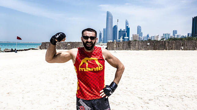 In Abu Dhabi bestritt  Marco Knöbel seinen ersten Profikampf und machte dabei mit seinem Gegner kurzen Prozess. Bild: Leidecker