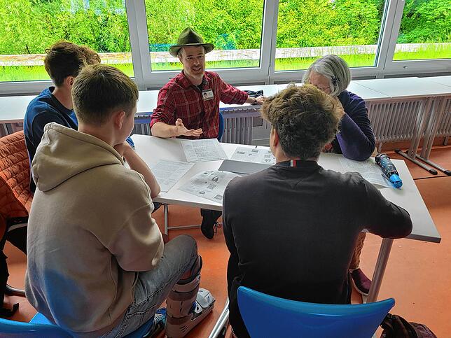 Nick und Marjorie Hecker diskutieren mit Janne, Lenny und Mauricio aus der 10b des FHG über Politik und Demokratie.