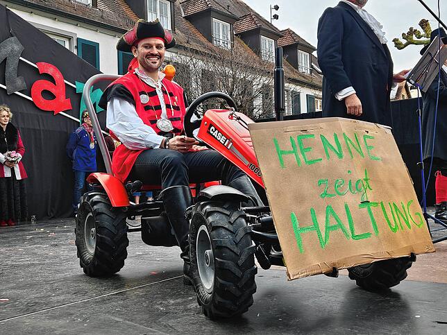„Henne zeigt Haltung“ heißt es am Gefährt von Bürgermeister und Hobbypirat Johannes Henne.