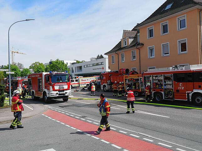 Im Hintergrund ist das Gebäude des DRK zu sehen. Dort wurde eine Versorgungsstation für Verletzte eingerichtet.