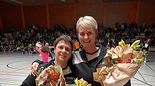 Vor großem Publikum wurden Sonja Graf und Alexandra Wetterer (von links) bei der Nikolausfeier des TSV Stetten nach jahrzehntelangem ...