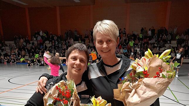 Vor großem Publikum wurden Sonja Graf und Alexandra Wetterer (von links) bei der Nikolausfeier des TSV Stetten nach jahrzehntelangem ...