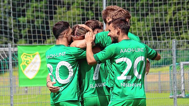 Die Aach-Linzer bejubeln das 1:0 gegen den SC Markdorf durch Todor Staykov (Zweiter von links)