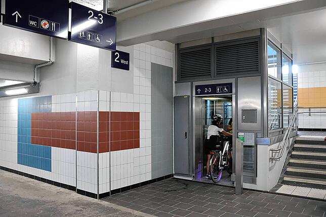 Jeder Bahnsteig ist nun per Aufzug zu erreichen. Das hilft nicht nur Menschen im Rollstuhl, sondern auch denjenigen, die mit dem Fahrrad ...