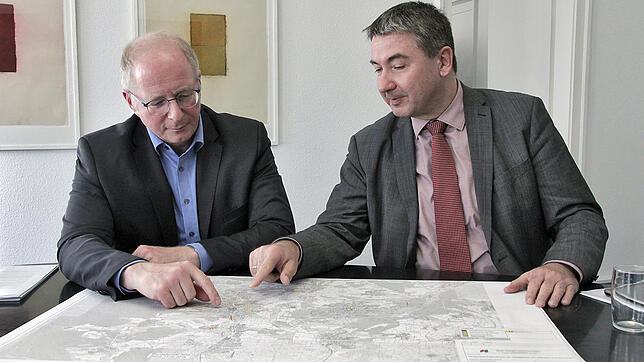 Ulf Millauer, Leiter des Amtes für Straßenbau, Stadtgrün und Altlasten, und Bürgermeister Detlev Bührer stellen die größten ...