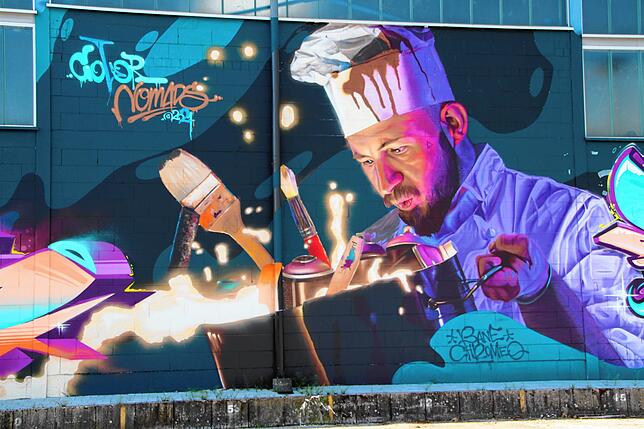 Es wirkt wie ein Foto, stammt aber aus der Sprühdose. Das Graffiti schmückt die neue Veranstaltungshalle.