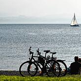 Mit dem Rad um den Bodensee: Immer ein Erlebnis, gerade am weiten Obersee, wie hier bei Langenargen. 132 Kilometer misst die Strecke von ...