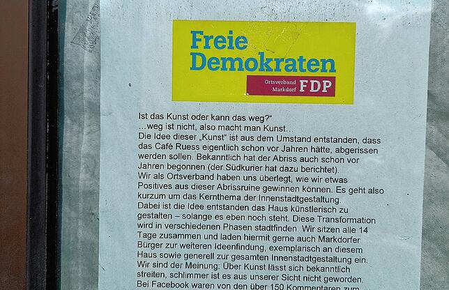 An der Haustüre hatte die FDP einen Flyer angebracht, mit dem sie darauf hingewiesen hatte, die Fassade des Abbruchhauses für ihre ...
