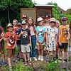 Willkommen im Bienen-Wunderland des Tengener Sommerprogramms: 14 Kinder zwischen sechs und zehn Jahren lernen dort alles über die ...