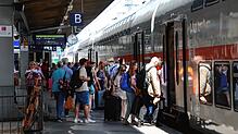 (Symbolbild) Fahrgäste steigen Anfang Juni am Singener Bahnhof in einen Intercity in Richtung Stuttgart. Am Donnerstag, 15. August, ...