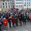 Rund 400 Menschen versammelten sich auf dem Münsterplatz in Bad Säckingen, um für Demokratie und gegenseitigen Respekt zu demonstrieren.