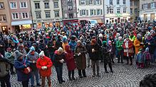 Rund 400 Menschen versammelten sich auf dem Münsterplatz in Bad Säckingen, um für Demokratie und gegenseitigen Respekt zu demonstrieren.