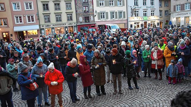 Rund 400 Menschen versammelten sich auf dem Münsterplatz in Bad Säckingen, um für Demokratie und gegenseitigen Respekt zu demonstrieren.