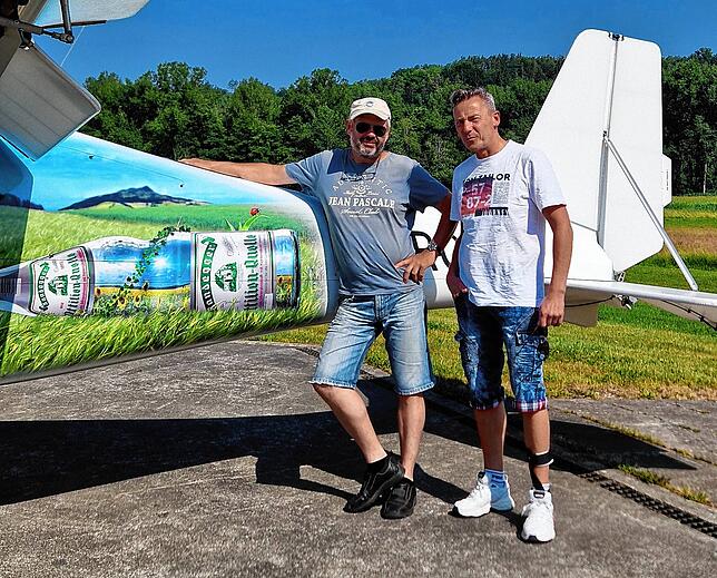 Jens Bamberg und Pilot Stefan Brütsch (links).