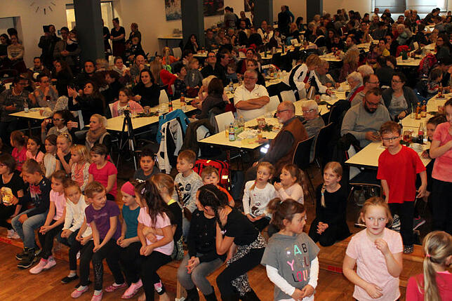 Beim Nikolausturnen der Turnabteilung des TSC Blumberg war die Stadthalle voll. Bild: Reiner Baltzer