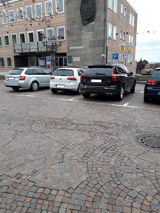 Keine Narrengruppen, sondern gähnende Leere plus Autos. Der Rathausplatz gestern Nachmittag.