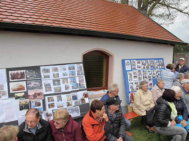 Viele Besucher vor der Kapelle. Die Fotoausstellung sahen sich viele gerne an.