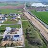 Das Luftbild vom Hüfinger Wohngebiet Hohen zeigt, wie weit der Ausbau der Bundesstraße 27 fortgeschritten ist. Rechts ist die bisherige ...
