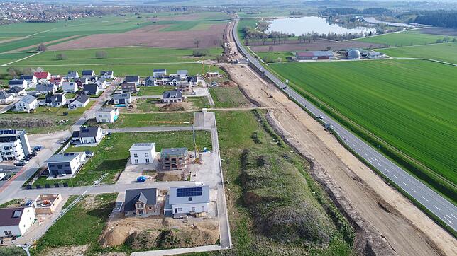 Das Luftbild vom Hüfinger Wohngebiet Hohen zeigt, wie weit der Ausbau der Bundesstraße 27 fortgeschritten ist. Rechts ist die bisherige ...