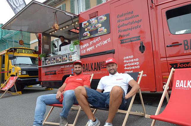 Nicola di Maso und Mario Catic lassen es lässig angehen vor ihrem Balkan-Food-Truck.