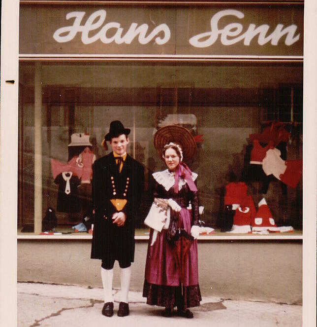 Zum 750. Stadtjubiläum posierten Markus und Angelika Frey vor dem Textilhaus Senn in der Hauptstraße. Beim „Sennen-Balles“ ...