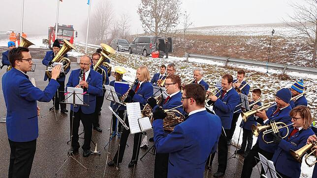 Im Dezember 2018 spielen die Musiker des Musikvereins Behla bei Eiseskälte im Jacket. Damals wurde die Ortsumgehung Behla feierlich ...