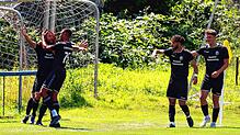 Jusuf Shala (links) wird im Relegationsspiel gegen den SV Geisingen für sein erstes von zwei Toren gefeiert. Der Stürmer kam in der ...