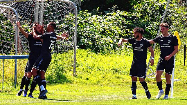 Jusuf Shala (links) wird im Relegationsspiel gegen den SV Geisingen für sein erstes von zwei Toren gefeiert. Der Stürmer kam in der ...