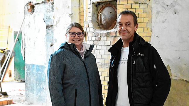 Julia Höttges und Andreas Schmid von Gnädinger und Mayer stehen im Mitteltrakt der Schlossbrauerei vor dem alten Ofen, zu dem der nach ...